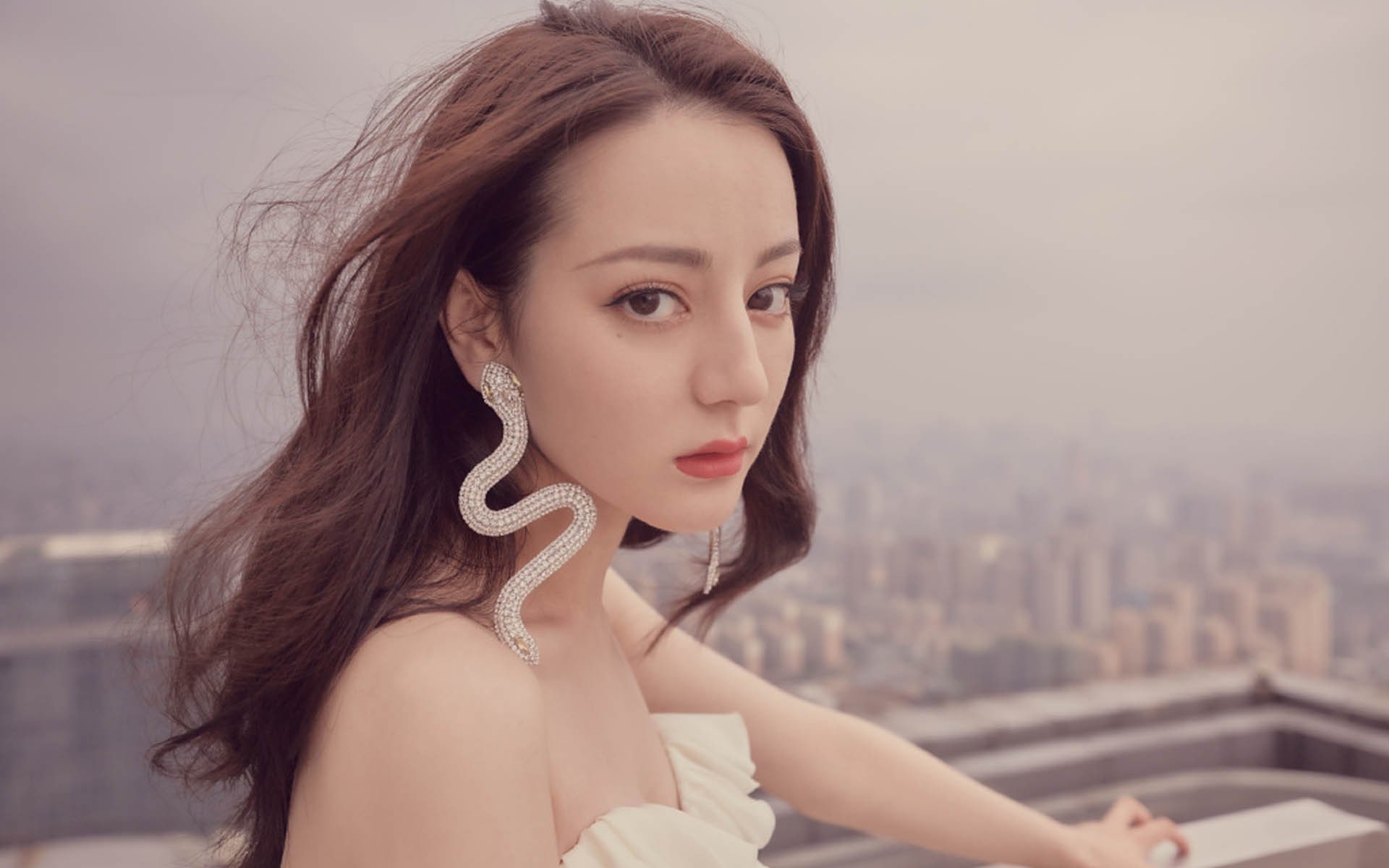 张伟丽与训练师合照展示团队力量，张伟丽 训练